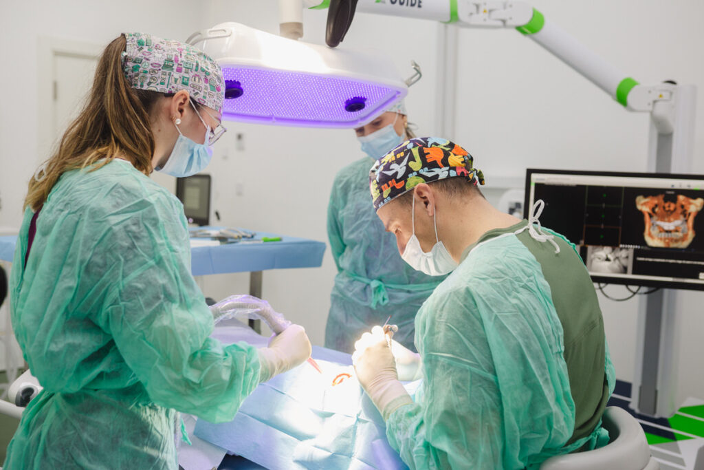Cirugía dental en Oviedo por Miguel González en Centro Odontológico Asturias 2